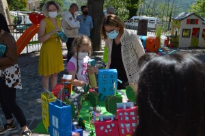 Qui la nostra Preside sta osservando i nostri lavori realizzati  con materiale di riciclo: un prototipo di città sostenibile...