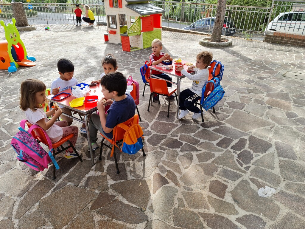 COLAZIONE IN GIARDINO.