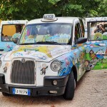 Il suo taxi colorato.